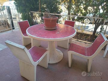 tavolo con sedie da giardino 