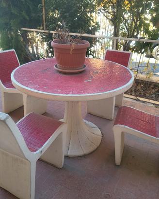 tavolo con sedie da giardino 