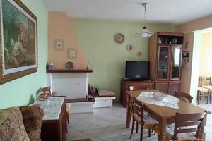 Casa indipendente di 240 m² con più di 5 locali a 