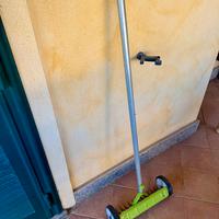 Rastrello aeratore con ruote per giardino