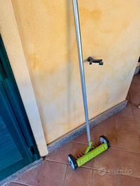 Rastrello aeratore con ruote per giardino