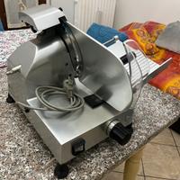 Affettatrice lama da 22 CM.