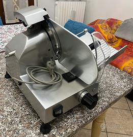 Affettatrice lama da 22 CM.