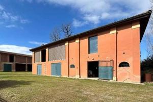Rustico / Casale di 556 m² con più di 5 locali a O
