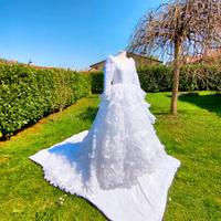 Abito da sposa con strascico. Alta sartoria. Tg 44