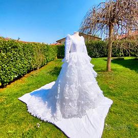 Abito da sposa con strascico. Alta sartoria. Tg 44