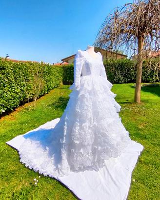 Abito da sposa con strascico. Alta sartoria. Tg 44