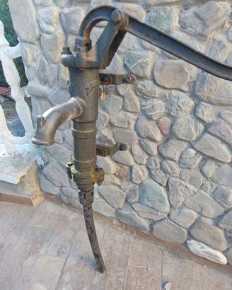 Antica pompa a mano in ferro funzionale decorativa