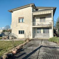 Casa indipendente con giardino e rimessa