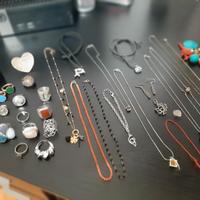 Stock di anelli collane e girocolli