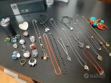 Stock di anelli collane e girocolli