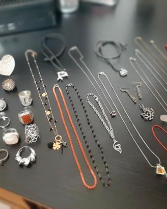 Stock di anelli collane e girocolli