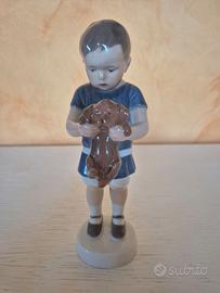 Statuina Royal Copenaghen Ole con cagnolino n° 422