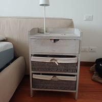 Comodino con 3 cassetti
