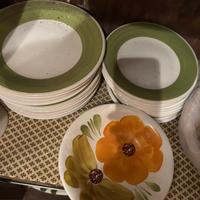 servizio di piatti in ceramica