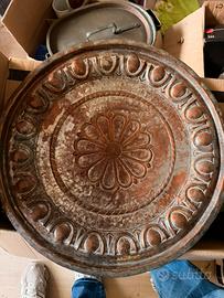 Grande piatto decorativo in metallo lavorato