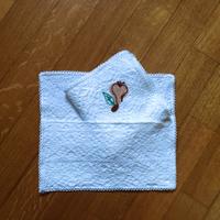 Tovagliolo con portatovagliolo ricamati