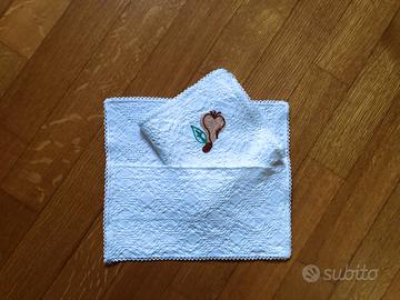 Tovagliolo con portatovagliolo ricamati