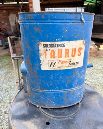 Solforatrice a zaino TAURUS Ferritalia per vigneto