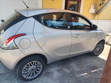Lancia Ypsilon Ecochic gold
