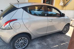 Lancia Ypsilon Ecochic gold