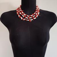 Elegante collana con perle keishi e corallo