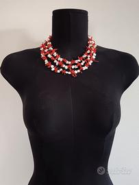 Elegante collana con perle keishi e corallo