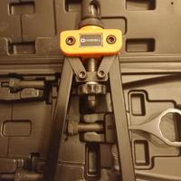 Rivettatrice per bussolotti filettati