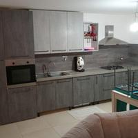 Cucina con elettrodomestici annessi