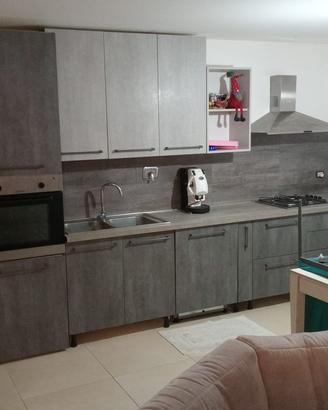 Cucina con elettrodomestici annessi