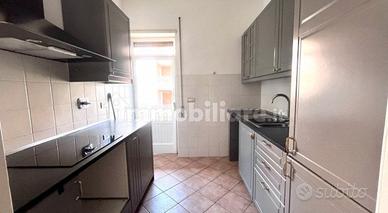 cucina Ikea con frigo e lavabo