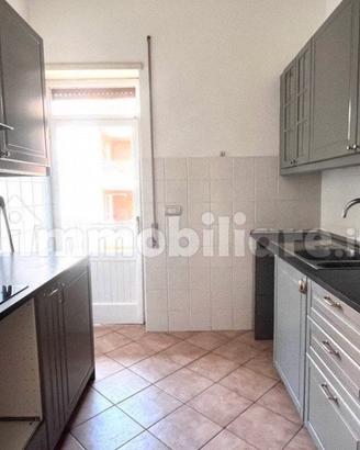 cucina Ikea con frigo e lavabo