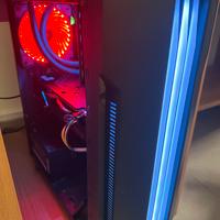 Computer fisso pc da gaming con mouse e tastiera