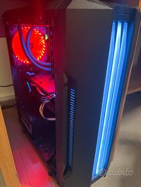 Computer fisso pc da gaming con mouse e tastiera