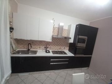 Cucina nero e bianco lucido