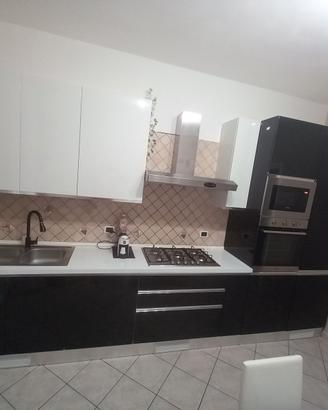 Cucina nero e bianco lucido