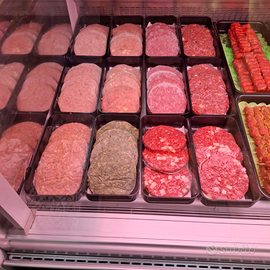 Attività di macelleria ben avviata completa