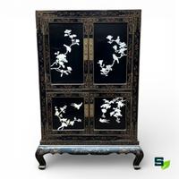 ARMADIO CINESE LACCATO CON RILIEVI IN MADREPERLA