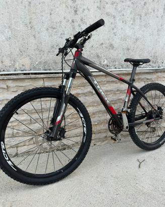Mountain Bike Trek 4300 Disc- Modello 4 series