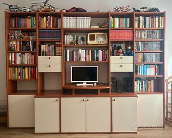PARETE ATTREZZATA / LIBRERIA CON MOBILE TV
