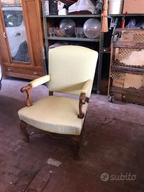 Poltrona antica in legno