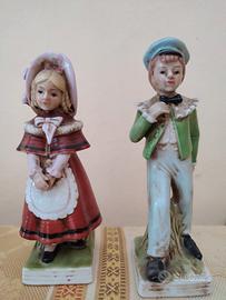 Coppia di statuine in porcellana marchio P