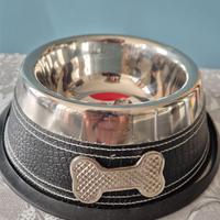 Ciotola e gioco per cani