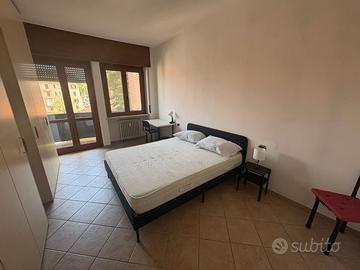 Ampia e luminosa stanza a Novara -