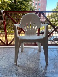 N. 4 sedie in plastica