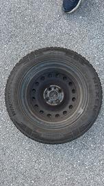 N. 4 gomme invernali con cerchio