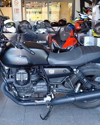 Moto Guzzi V7 stone