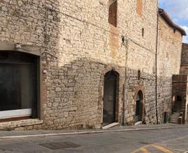 LOCALE COMMERCIALE DA RISTRUTTURARE IN CENTRO STOR