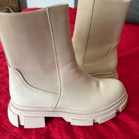 Stivali beige con plateau – stile minimale