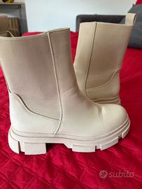 Stivali beige con plateau – stile minimale